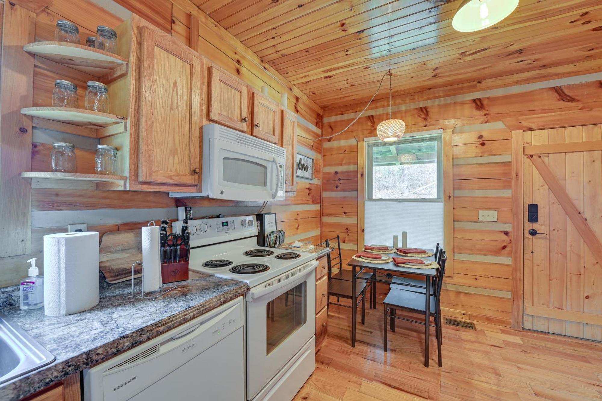 Pet-Friendly Cabin With Hot Tub In Daniel Boone Nf Beattyville Exterior photo