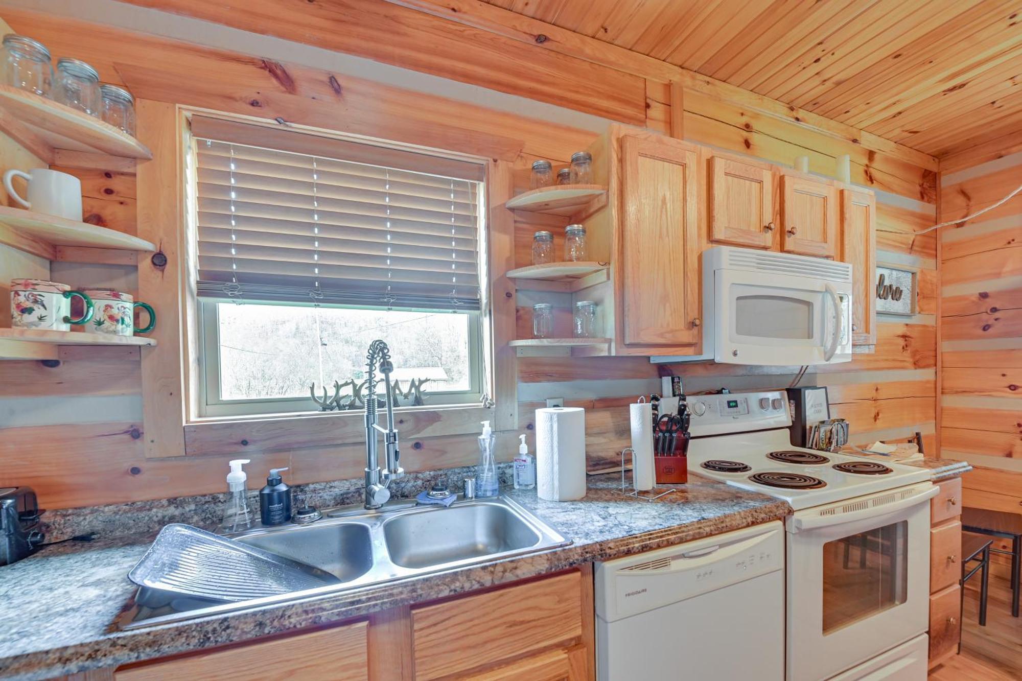 Pet-Friendly Cabin With Hot Tub In Daniel Boone Nf Beattyville Exterior photo